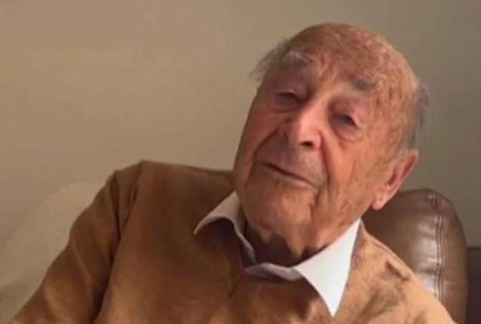 Уже 72 года лечит людей. 96-летний врач назвал причины своего долголетия