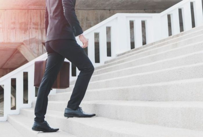 Кардиологи объяснили, как подъем по лестнице влияет на продолжительность жизни