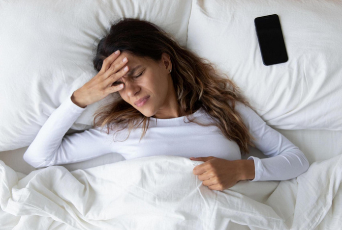 «Держитесь подальше». Почему нельзя спать с телефоном около головы