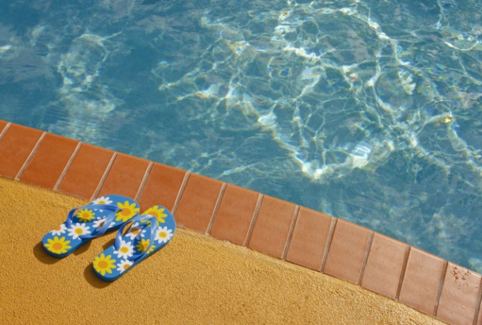 Названы неожиданные риски хождения босиком около бассейна