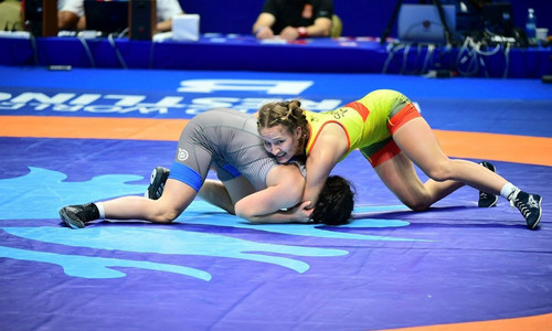 Казахстанка стартовала с победы на олимпийском отборе по борьбе