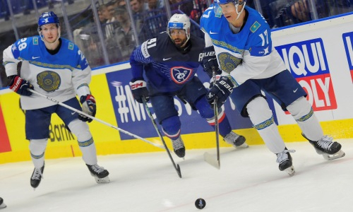 Нападающий сборной Казахстана объяснил необычные шайбы в ворота Франции