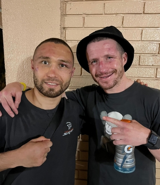 Казахстанский боксер показал фото с соперником после «боя года» с тремя нокдаунами