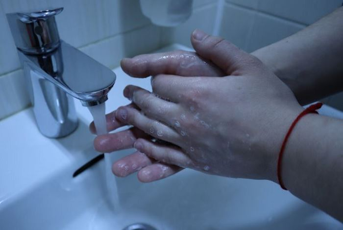 Какой водой лучше мыть руки — холодной или горячей. Заблуждается каждый второй