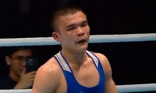 Казахстанский боксер совершил крутой камбэк в полуфинальном бою с тремя нокдаунами. Видео