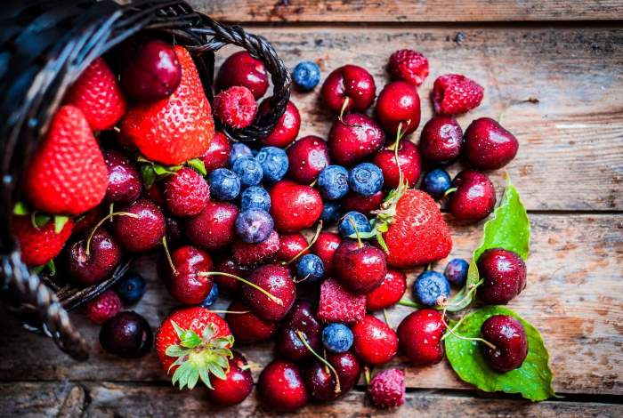 Названа ягода для снижения уровня сахара в крови — ешьте её с горстью орехов