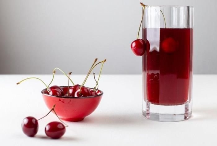 Сок из этой ягоды назвали настоящим природным лекарством. Один стакан в день бережёт сердце и кишечник