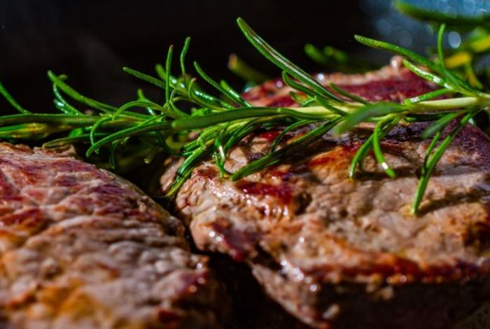Какое жирное мясо на самом деле полезно для здоровья — снижает уровень холестерина и липидов в крови
