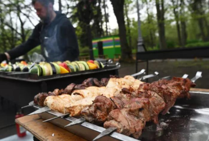«Я бы не стала рисковать». Гастроэнтеролог назвала опасный для здоровья шашлык