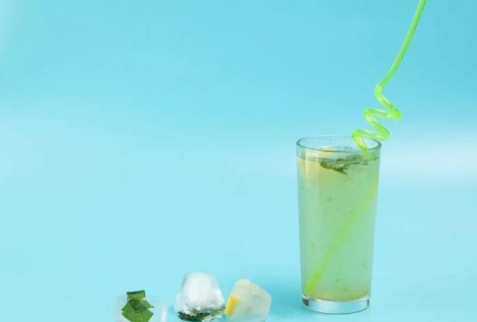 Назван лучший натуральный напиток. Он успокаивает слизистую и быстро убирает изжогу