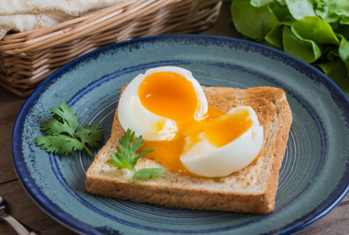 Ученые выяснили, как употребление 12 яиц в неделю скажется на уровне холестерина