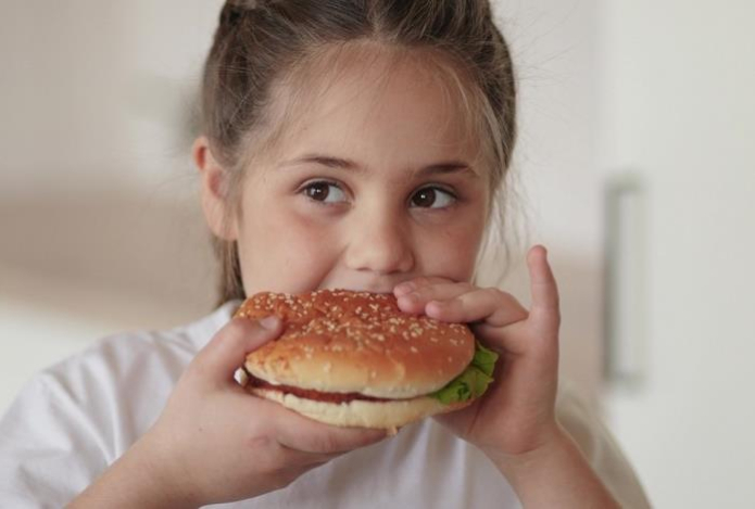 «Следует избегать». Терапевт назвала самые вредные блюда для детей