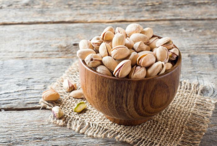 Названы улучшающие настроение пожилых продукты — готовят тело ко сну и сохраняют память