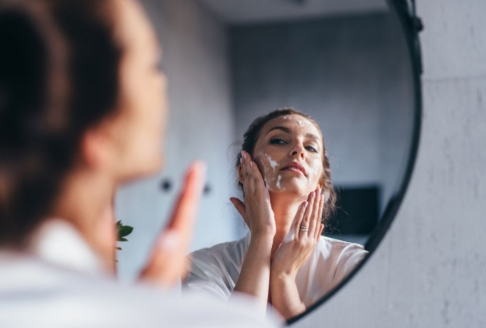 Дерматолог назвал неожиданный трюк, который помогает избавиться от прыщей