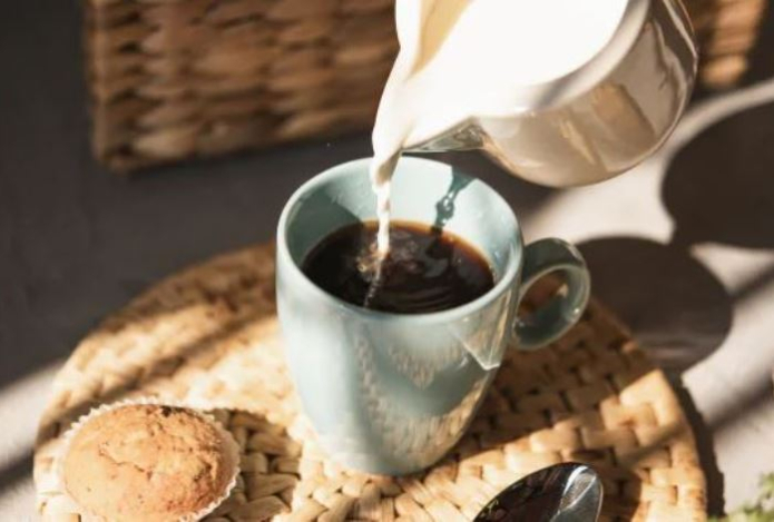 Названо самое полезное молоко, которое нужно добавлять в кофе