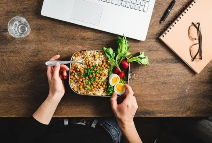 Врач призвала не обедать на рабочем месте