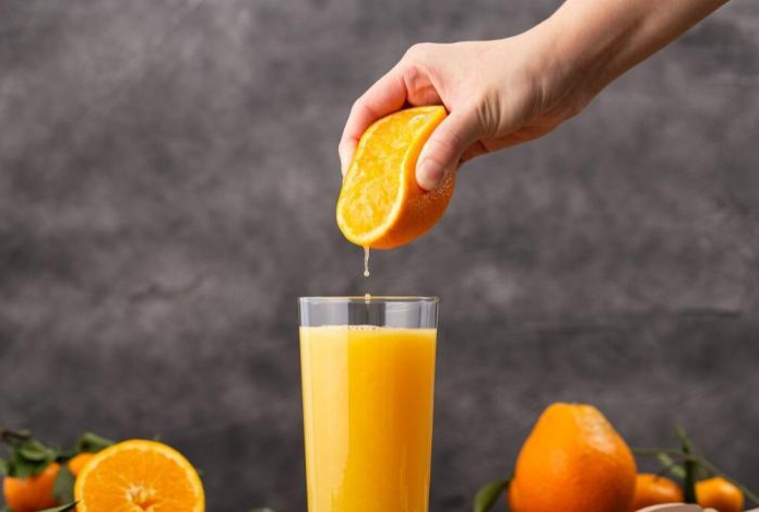 Почему свежевыжатый сок вреден и даже опасен