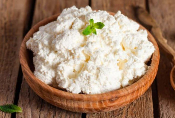 С этими продуктами творог есть нельзя — серьезная нагрузка на желудок