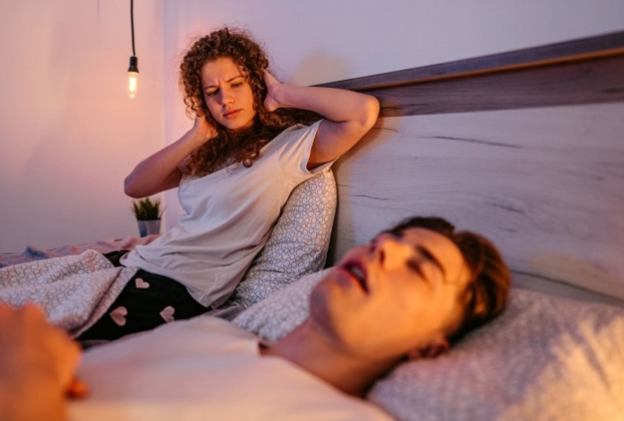 Психолог объяснил, почему люди разговаривают во сне