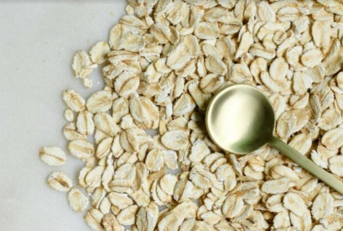 Что ни в коем случае нельзя добавлять в овсянку — этот ингредиент очень популярен
