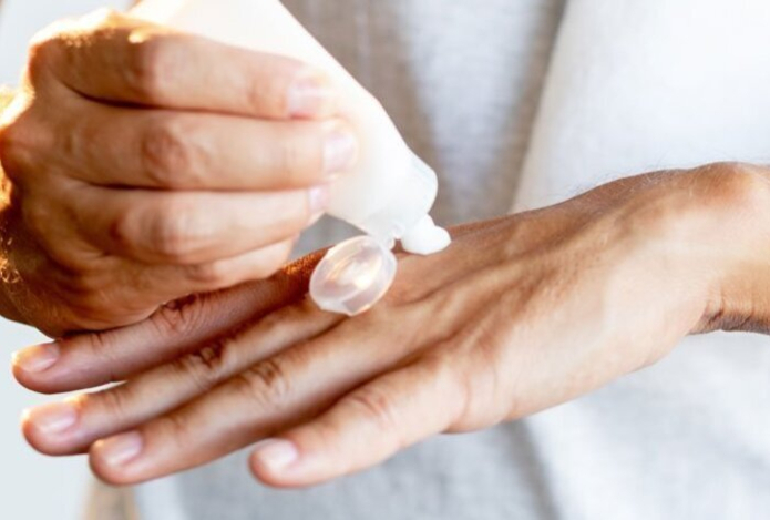 Дерматолог назвала способы защитить кожу рук при активном солнце