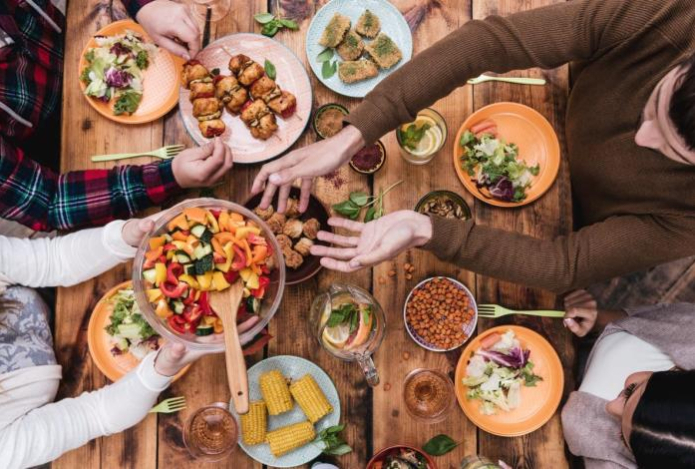 Когда лучше всего ужинать и не набирать лишний вес — названо точное время