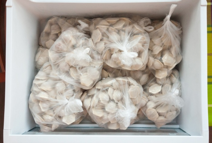 Назван максимальный срок хранения мяса, рыбы и пельменей в морозилке