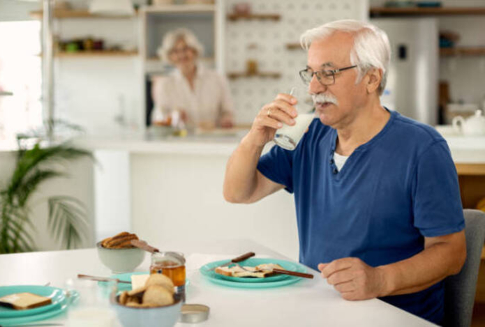 Пожилым людям посоветовали быть осторожными с молочными продуктами