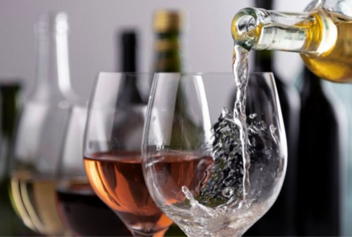 Этот алкоголь укрепляет сосуды и сохраняет молодость. Богат полифенолами и антиоксидантами