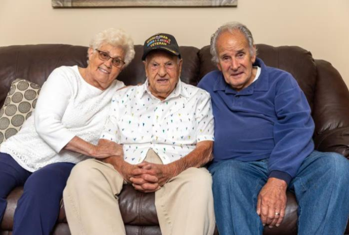 100-летний американец раскрыл секрет своего долголетия — он пьет по рюмке этого алкоголя каждый день