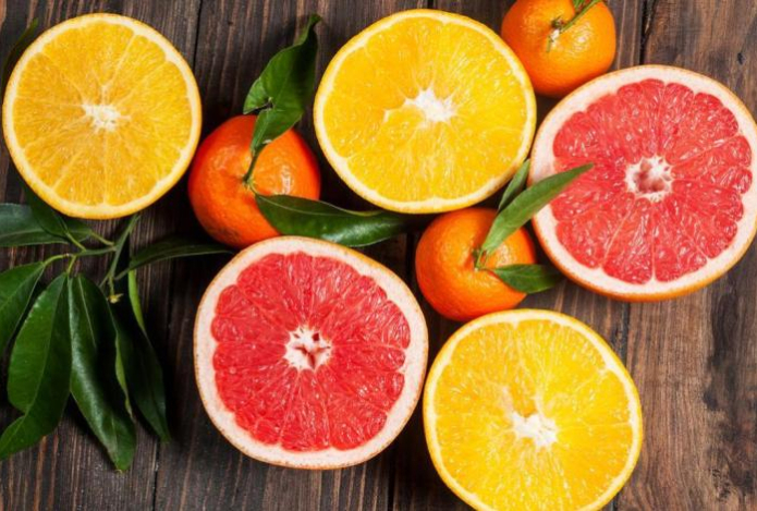 Названы фрукты, которые лечат остеопороз. Они богаты антиоксидантами и укрепляют кости