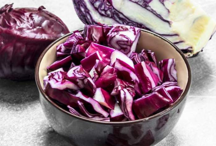 Этот овощ снижает отеки и холестерин — врач советует есть его в свежем виде. Содержит калий, витамины С и К