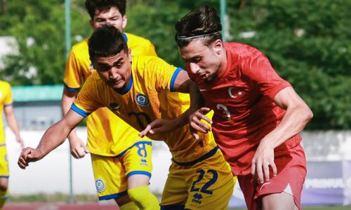 Разгромом завершился футбольный матч Казахстан — Турция