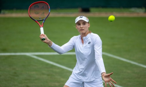 Елена Рыбакина провела первую тренировку на траве в необычном месте. Видео