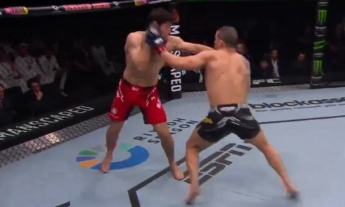 Тяжелым нокаутом в первом раунде завершился главный бой россиянина в UFC. Видео