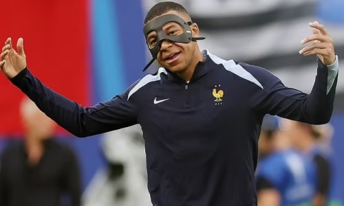 Мбаппе взбесился из-за маски на Евро-2024. Видео