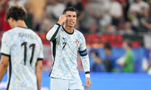 Фанат прыгнул на Криштиану Роналду прямо с трибуны на Евро-2024. Видео