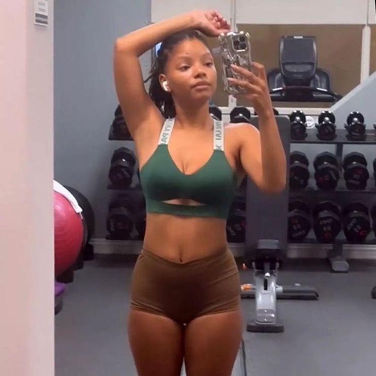 Звезда фильма «Русалочка» продемонстрировала   фигуру в спортзале через семь месяцев после родов. Фото