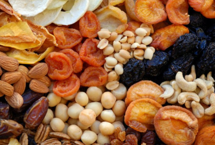 Нутрициолог рассказала, сколько кальция содержится в орехах и сухофруктах