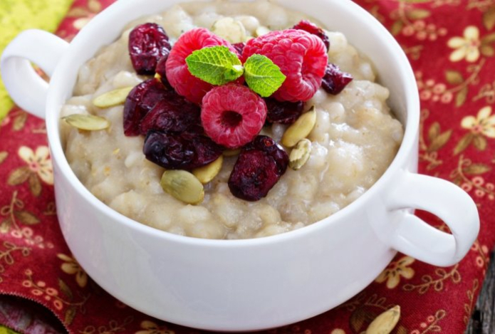 Названа лучшая крупа для женщин — способна омолодить организм. Она богата фосфором и калием