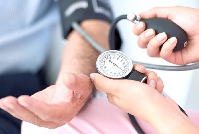 Что делать, если резко упало давление? Врач назвал способы вернуть его в норму