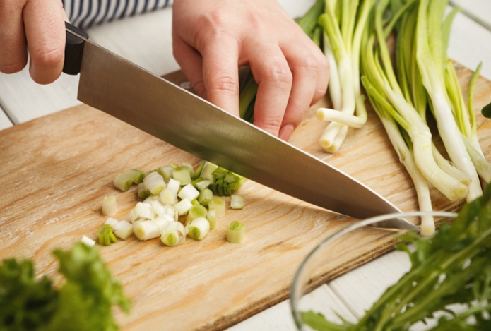 Названа необходимая пожилым зелень. Содержит много клетчатки и коллагена — без этого человек бы «растекся»