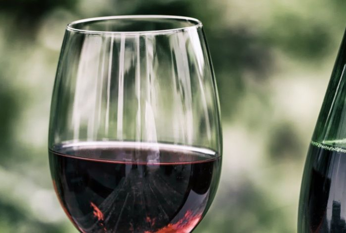 Врач рассказал о последствиях для здоровья бокала вина. Забудьте сказки о его полезности