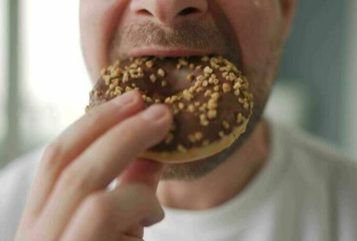 Врач рассказал о причинах тяги к сладкому — названы способы уменьшить потребление сладостей