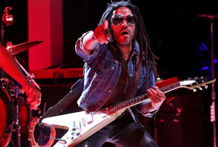 60-летний Ленни Кравиц удивил Сеть рельефным прессом. Фото