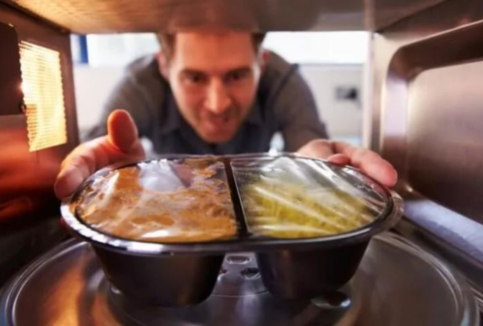 Врач рассказала об опасности разогревания еды в микроволновке. Мы потребляем миллионы вредных частиц