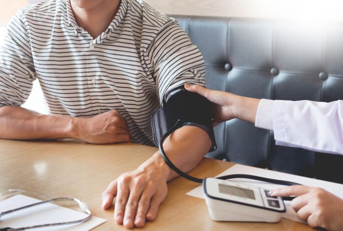 Кардиолог раскрыл простые способы снизить давление. Есть прямая связь с питанием и привычками