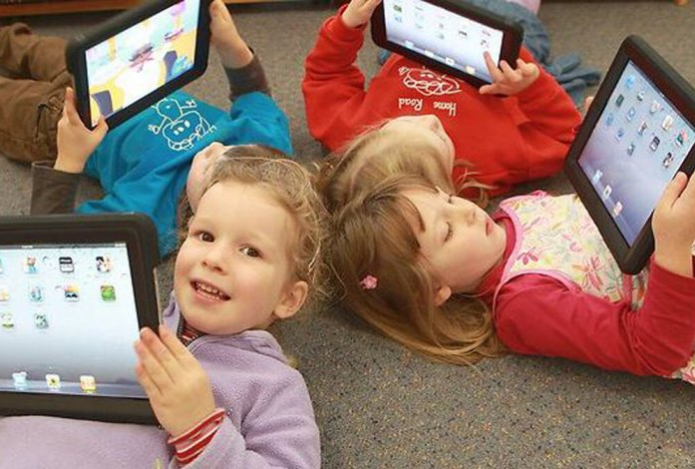 Почему вредно успокаивать детей при помощи смартфонов и планшетов