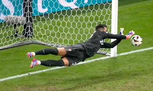 Вратарь отбил три пенальти подряд в плей-офф Евро-2024. Видео