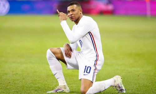 Килиан Мбаппе официально получил футболку «Реала». Фото